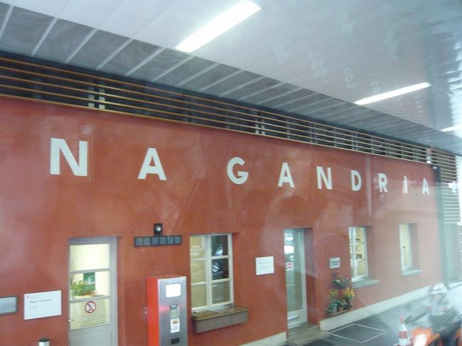 突然、立派なゲートが現れた。<br />ゲートというより建物のような中に<br />バスは入ってゆく。<br />スイスとの国境か、<br />パスポートチェックがあるのかと身構えたが<br />何のことはない、<br />係員が運転手さんに何か言って、<br />運転手さんが何か答えて、おしまい。<br />写真も取れずじまい。<br />国境を越えたら、<br />急に道が良くなった。