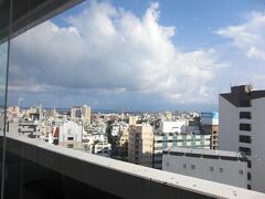 ２日目
この日は天気予報がくもり時々雨だったので一気に北上して美ら海水族館をめざします。
