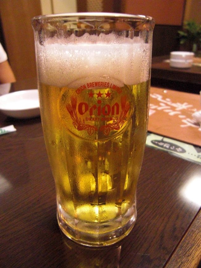 やっぱり沖縄にきたらオリオンビ〜ル!!<br />４５分を超えさすためのお店の作戦なのか、料理はなかなか出てきませんでした。わが家は｢そんなもんだろう｣と想定していたので気になりませんでしたが、となりのお兄さんたちは怒っていました。<br /><br />