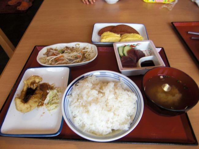 うちの近所にある○○食堂となんらかわりませんでした。グルクン天ぷら、もやしチャンプル、ポーク玉子、まぐろのお造りで沖縄定食風に。<br />