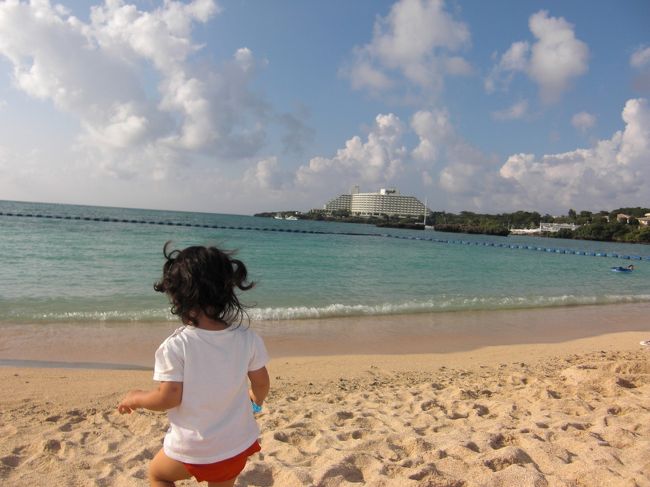 少し日も傾いてきたので恩納村営ビーチへ。<br />ここは万座ビーチのとなりにあってロケーションもばっちり！な上に利用料、駐車場も無料！なのにすいてて穴場です！<br /><br />