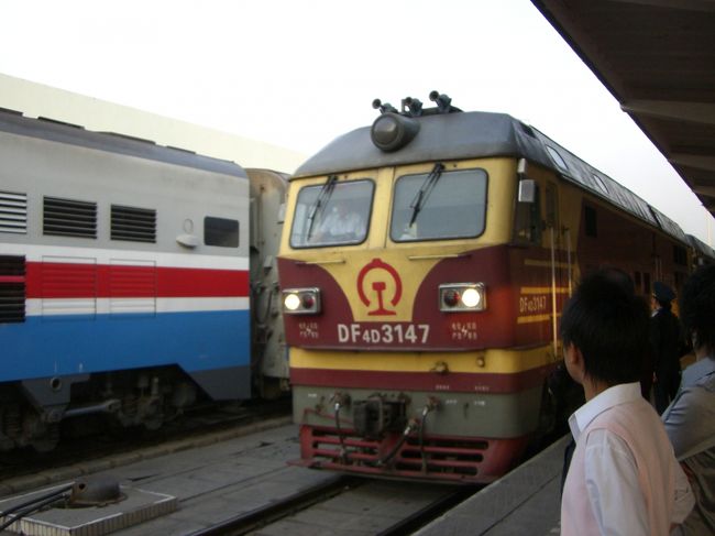 列車は上海発の列車で西寧駅から１９：５６発、寝台車に乗車です。