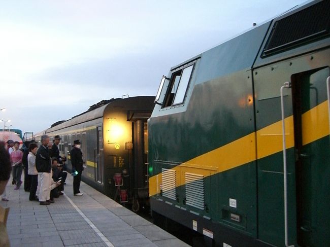朝６時前にゴルムド駅に到着。ここで機関車を付け替えていよいよ高度を上げて行きます。