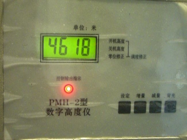 車内で標高を示す計器、すでに４６００ｍをこえている。