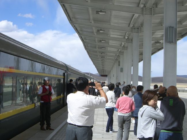 那曲（ナクチュ）駅に停車。ゴルムドをでてやく１０時間ぶりにドアがあいて外の空気を吸い込む。