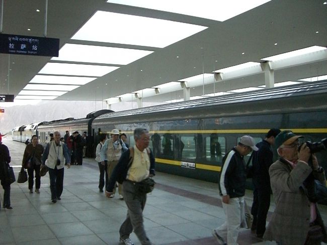 ラサ駅到着、２１時でした。