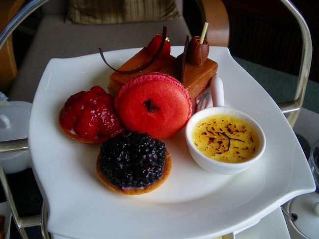 ケーキ類とキッシュはひとつずつ、スコーン・サンドウィッチ・パイは２つずつ出ました。<br />おかわり出来るようでしたがお腹イッパイで結局しませんでした。