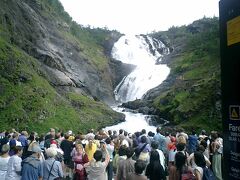 途中ショースの滝の駅で写真ストップしてくれます