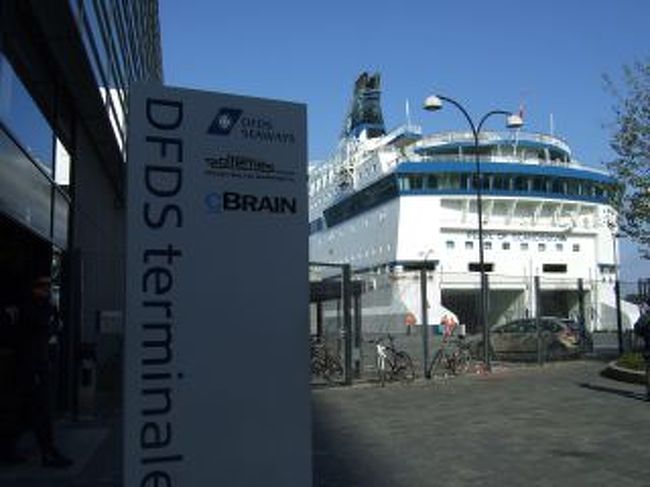 2日目はこの船に宿泊です♪<br />この船でコペンハーゲンからノルウェーのオスロへ行きます。<br />３時頃港に着いたのですが、突然雲ひとつないくらい晴れました。