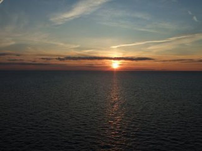 船から見た夕日です。大体１９：３０ころだったでしょうか？