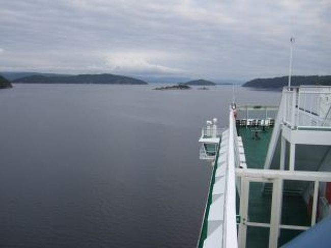 ３日目の朝、この日も朝から曇天・・・・。<br />ちょっと残念です。。。<br /><br />もう少しでノルウェー！<br />こんな細いところを通っていきます。