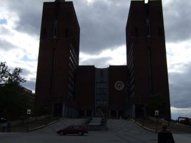 市庁舎。<br />逆光でうまくとれませんでした・・・。<br />しかも後からガイド本で見たらこれは裏でした・・・。