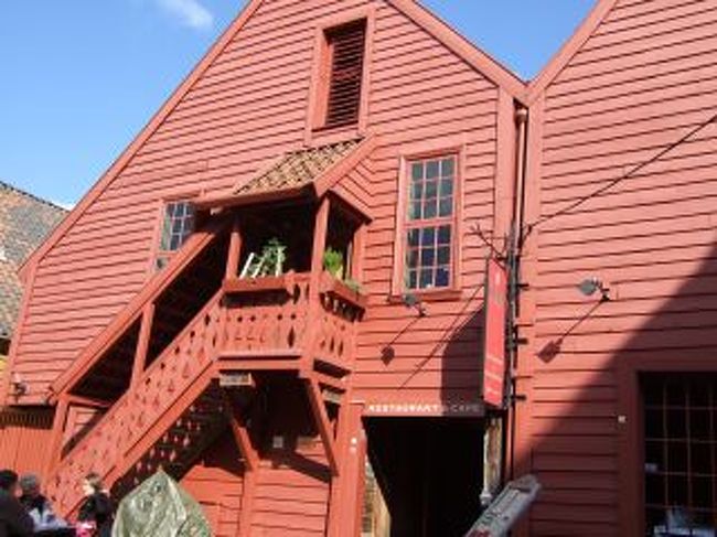 かれこれ３００年以上前の建物だそうです。<br />このためかなり傾いているのを修復しつつ使っているそうです。