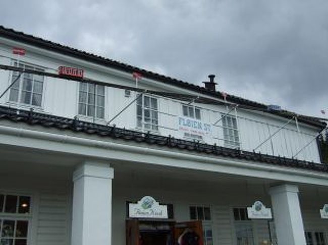 山に登るためにはロープウェイに乗るのですが、<br />山頂にはこんなかわいいロープウェイの模型が！<br />この模型は動いていて、現在のロープウェイの位置がわかるようになっているそうです。<br />また、改札のところに乗車できる人数が表示されていて、あとどれだけ乗れるかすぐわかるようになっていました。<br />とーっても合理的〜♪