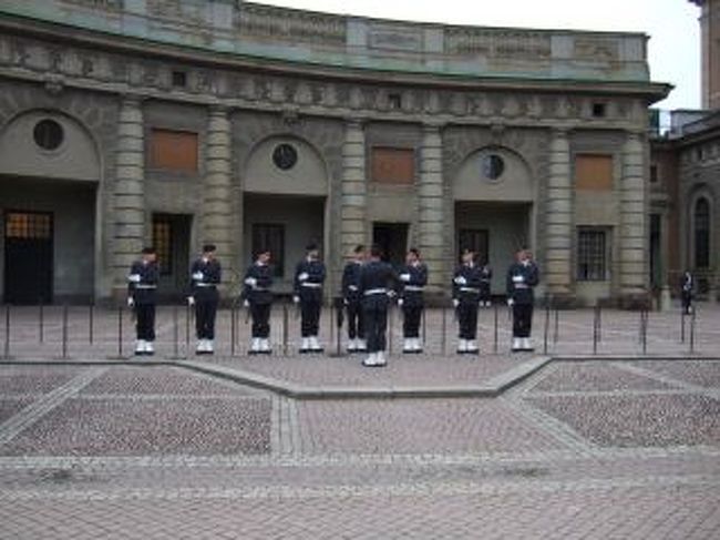 王宮での衛兵交代。<br />この日は曇り空だったので、まだ１８：００だったのですが、ものすごーく寒かったです。