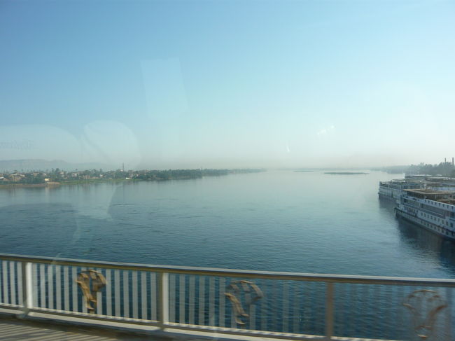 午前中はナイル川西岸観光。まずナイル川を渡って西岸へ。