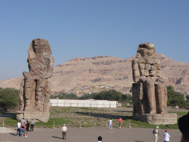 最初の観光場所はメムノンの巨像。本当はこの像の後ろには葬祭殿があったそうですが、崩れてしまって今は見れません。バックにある山も迫力がありました。