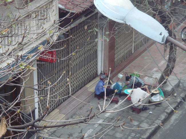 少し右の路上では、朝ごはんの露店がつましく。