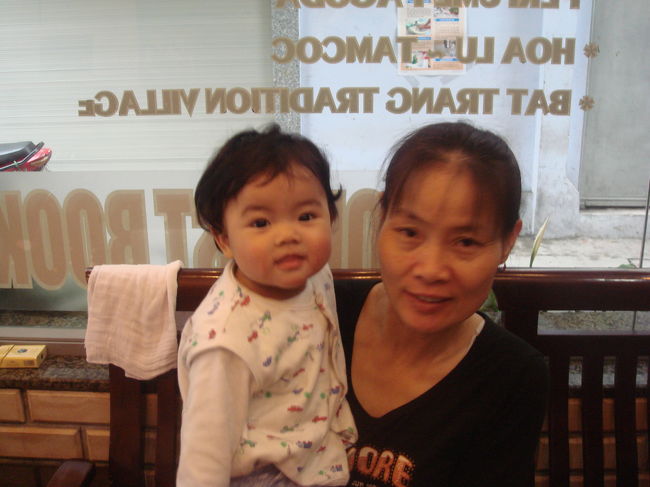 常宿の娘。最初に行ったときに生まれたてだった。だっこしているのはお手伝いさん。ベトナム語オンリー！