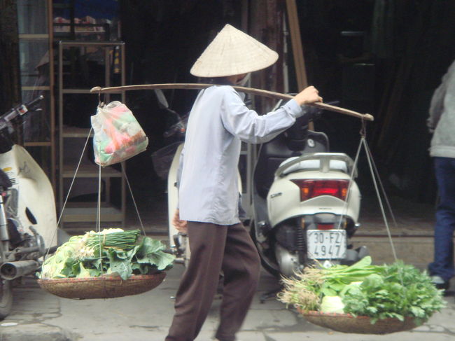 物売りの方は、みんなご婦人ですなあ。