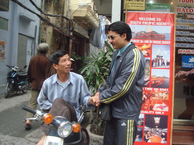 宿前にいつも待機のバイクタクシーさん。パパの「マイフレンド」