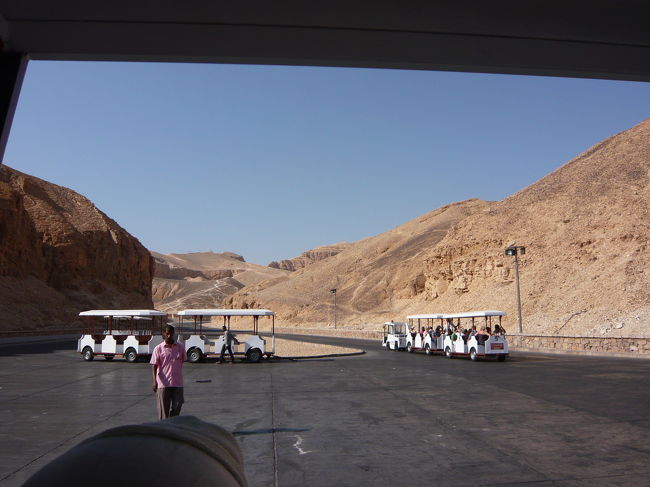 続いて王家の谷へ。こんなトレインに乗って行きます。