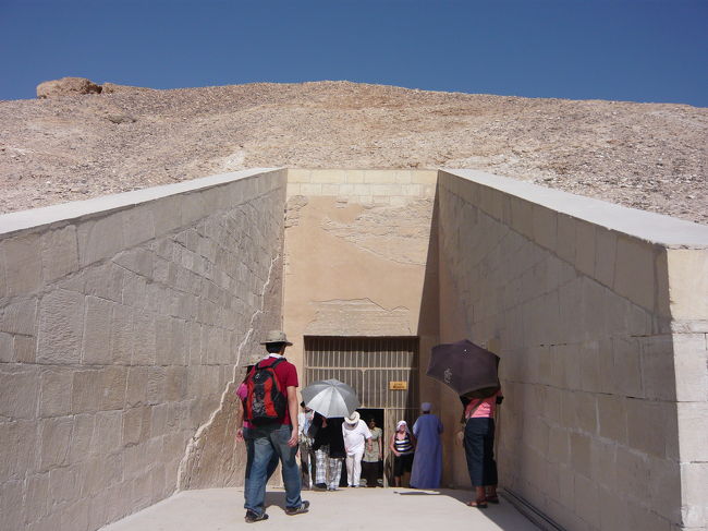 ここにはたくさんの王様のお墓があります。今回入ったのはラムセス6世・ツタンカーメン・ラムセス1世・ラムセス３世です。内部は撮影禁止です。写真はラムセス6世の墓の入り口。天井の装飾が見事なお墓でした。