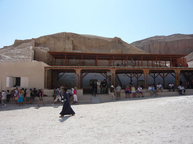 王家の谷の休憩所。扇風機があります。