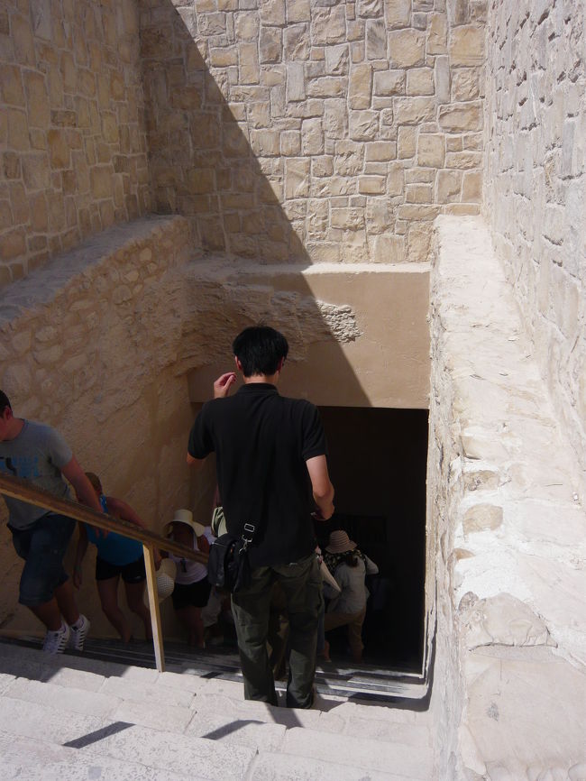 ラムセス1世のお墓の入り口。ここが一番急傾斜で入るのが大変でした。