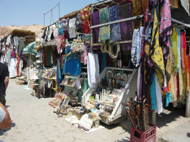 続いてハトシェプスト葬祭殿へ。駐車場脇の土産物屋さん。どこも大体同じ物を売っていました。