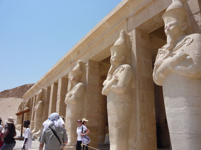 女王が作ったからか、何となく女性らしい優美さのある建築物な気がします。