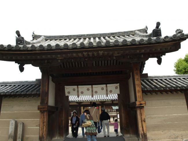 東大門を通りそのもっと先の四脚門をくぐると・・