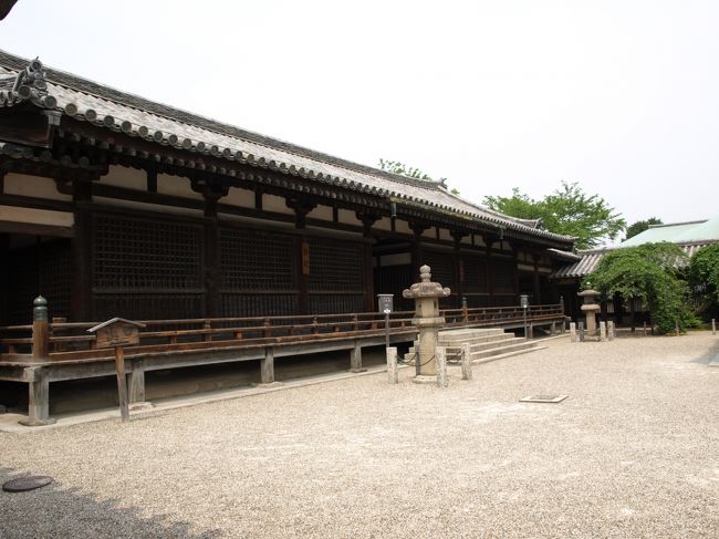 夢殿を囲む回廊、絵殿・舎利殿。<br /><br />