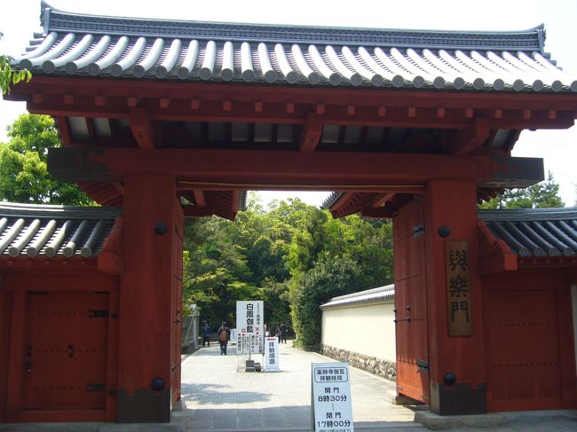 与楽門より金堂などがある、白鳳伽藍を先に見学。