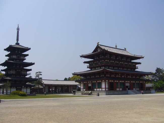 左）東塔<br />右）金堂<br /><br />写真には全部収められませんでしたが、<br />金堂の両脇には東塔と西塔が経っています。<br />