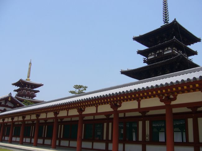 中門から左右に延びる回廊側から見た、<br /><br />左）西塔<br />右）東塔