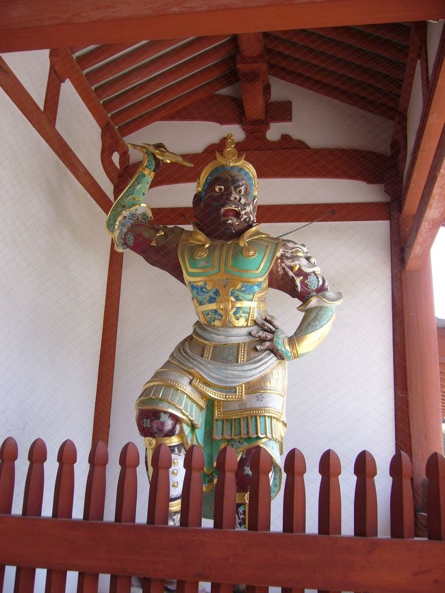 中門の両脇には仁王像がいます。