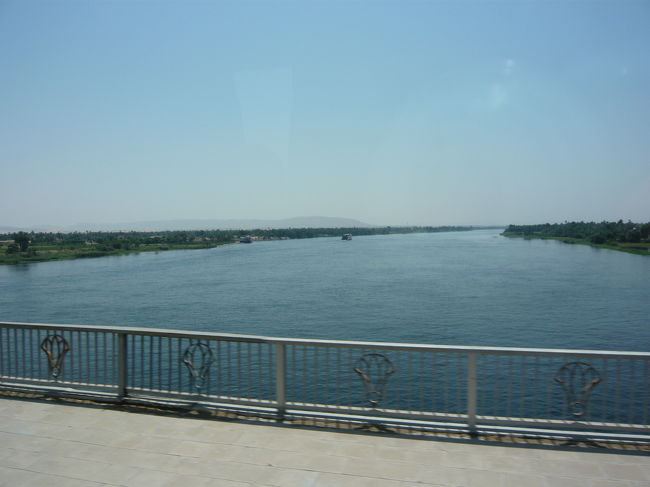 再びナイル川を渡って、午後は東岸観光です。