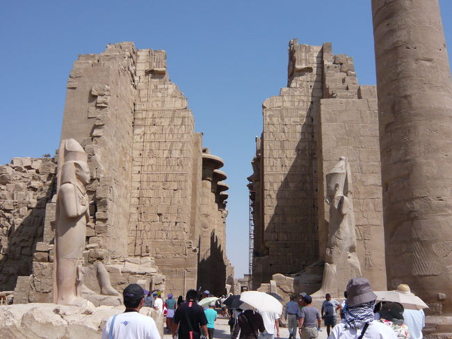 この門をくぐると、圧巻の列柱が！