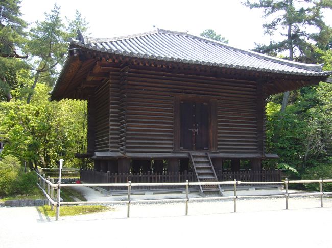 正倉院の校倉造りを思わせる宝蔵。