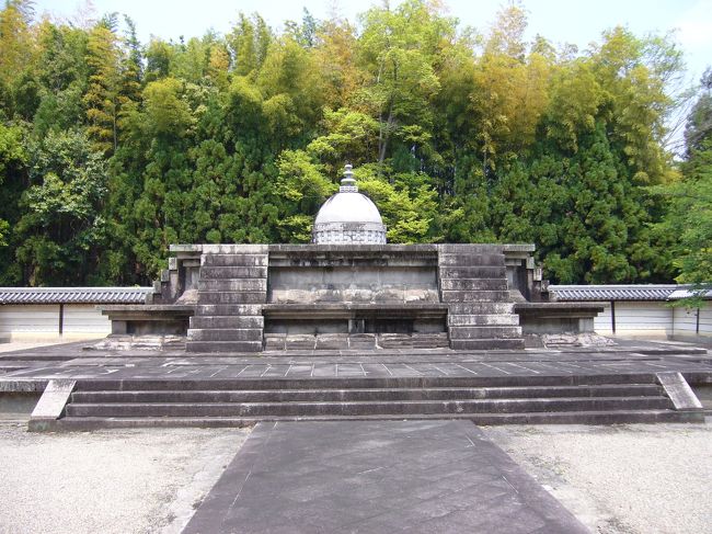 戒壇。<br /><br />パッと見お墓のようにも見えますが、<br />厳しい戒律を守ることを師に宣誓する儀式の場です。