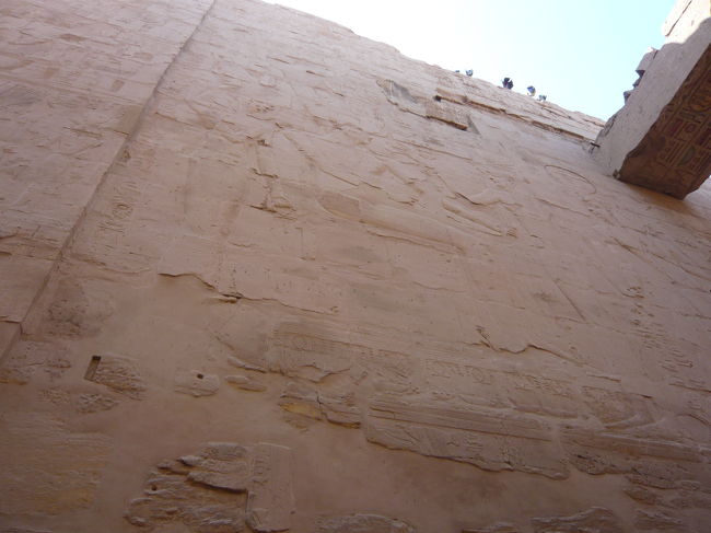 門の裏にも彫られています。