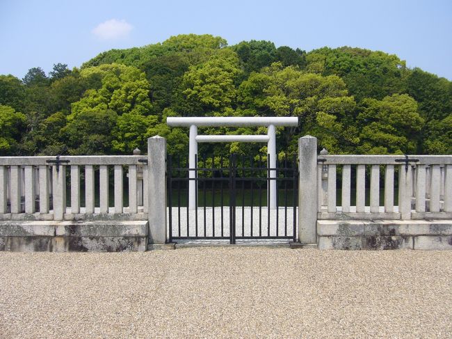 一見、ただの小島のようにも思えますが、<br />こうやって祀られているのを見ると本当に古墳なんだなぁと感じます。