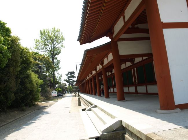 回廊<br /><br />薬師寺は全体的に朱色の建物が多く、<br />中国の影響を受けて建立されたんだろうなぁと<br />感じました。