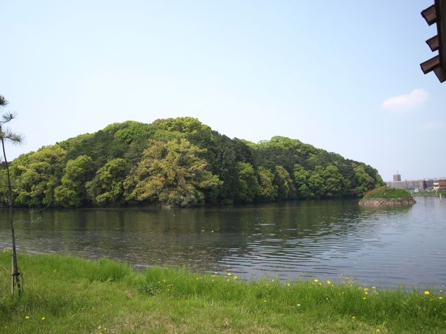 垂仁天皇陵。<br /><br />横から見ているのであまり形はわかりませんが、<br />水濠に囲まれているこの垂仁天皇陵は<br />前方後円墳だそうです。<br /><br /><br />