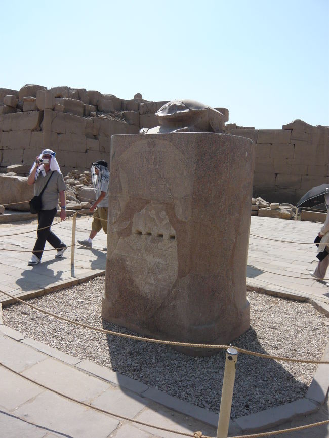 このスカラベの周りを回ると（3周だったかな？）、いいことがあるとか。