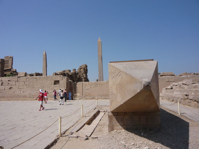 横たわるオベリスク。てっぺんって、なかなか見れませんよね。