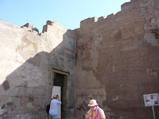 上書きされたキリスト教の壁画が残っています。欧米人観光客に人気スポットでした。