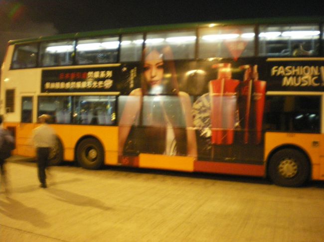 バスの広告には安室奈美恵が。