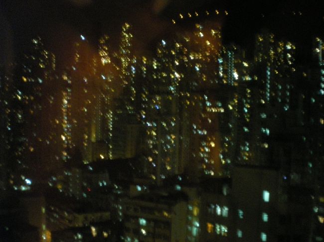 分かり辛いけど、部屋からの夜景。<br /><br />高層ビルが乱立していて圧倒されました。